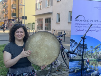 Atefeh Azad an der Daf